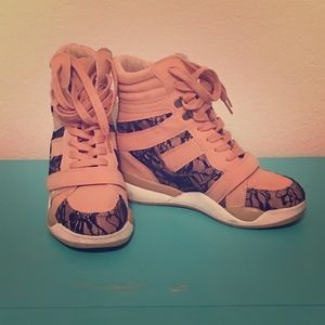 Wedge sneaker, rose w/black lace detail, size 7.5